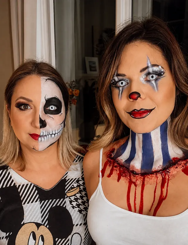 Páros Halloween smink: fél koponya és véres bohóc